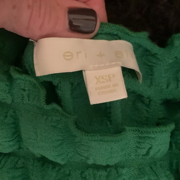 Green textured top. - Picture 3 of 4